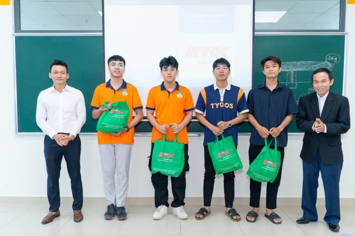 Sinh viên Khoa Xây dựng HUTECH tìm hiểu giải pháp chống thấm công nghệ Việt 168