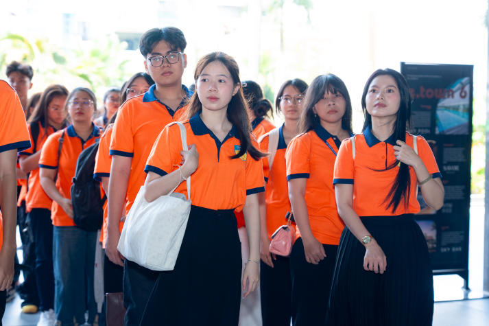 Sinh viên Khoa Tài chính - Thương mại tiếp cận thực tế nghề ngân hàng tại Woori Bank 23