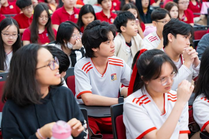 HUTECH đồng hành tư vấn hướng nghiệp và giải mã AI cùng học sinh Royal School 31