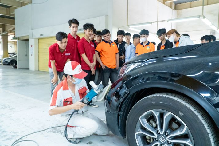 Sinh viên HUTECH sớm “bắt sóng” môi trường làm việc thực tế ngay từ năm nhất 111