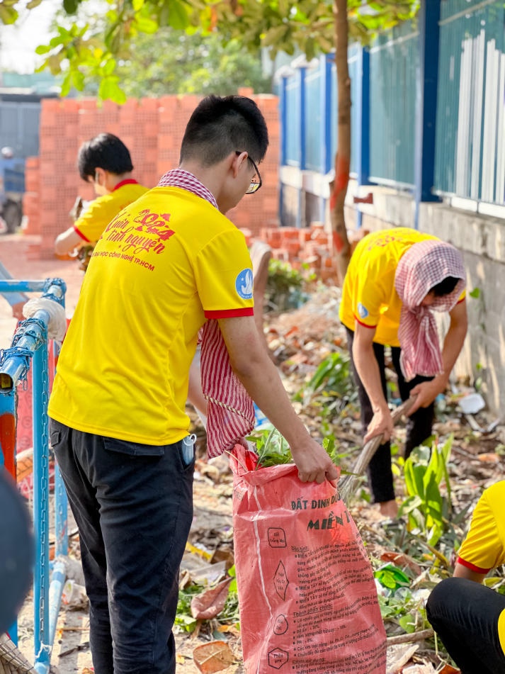Sinh viên Khoa Luật HUTECH mang yêu thương, sức trẻ giúp đỡ các hoàn cảnh khó khăn tại huyện Nhà Bè 41