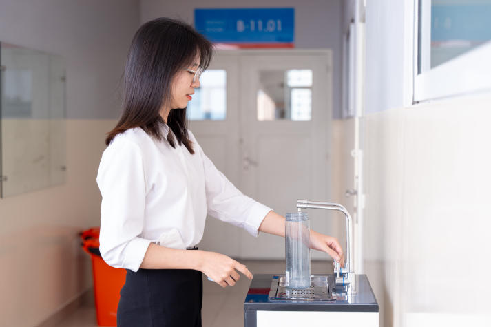 Hệ thống nước uống tinh khiết chính thức đi vào hoạt động, nâng cao tiện ích cho sinh viên HUTECH 68