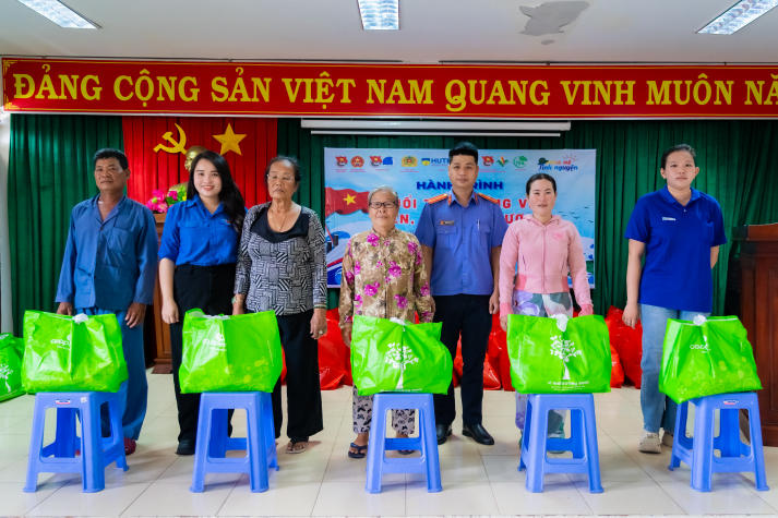[Ảnh] Chi bộ 17 HUTECH nối dài tinh thần bảo vệ chủ quyền biển đảo tại Đồn Biên phòng Cần Thạnh (Cần Giờ) 112
