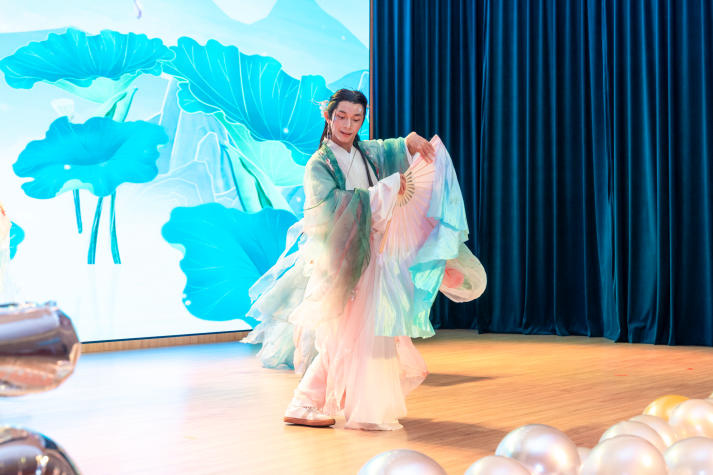 Sôi động, đa sắc màu: Tân sinh viên Khoa Trung Quốc học “cháy” hết mình tại Đêm nhạc hội chào năm học mới 33