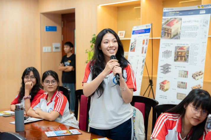 Học sinh THPT “đắm mình” trong không gian nghiên cứu tại Open Lab Day HUTECH 59