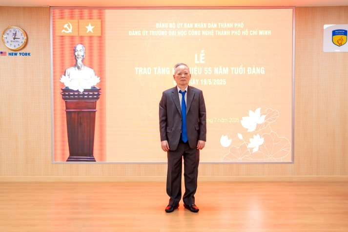 HUTECH trao tặng Huy hiệu 55 năm tuổi Đảng cho TS. Hồ Ngọc Bá 24
