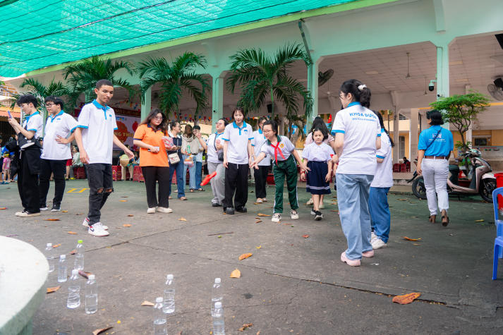 “Trung thu yêu thương 2025”: Sinh viên HUTECH kết nối trái tim, sẻ chia niềm vui cùng trẻ em Bình Thạnh 36