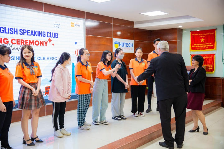 HUTECH chính thức ra mắt CLB nói tiếng Anh “HUTECH English Speaking Club” - HESC 142