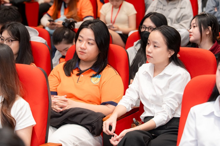 Chuyên gia Vietcombank “bật mí” cách ghi điểm với nhà tuyển dụng đến sinh viên Khoa Tài chính - Thương mại 43