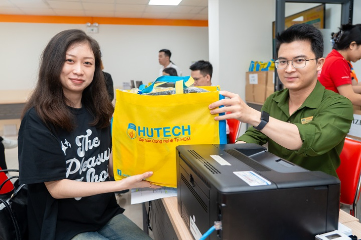 Từ lời khuyên của anh chị đi trước, tân sinh viên mạnh dạn chọn HUTECH cho hành trình đại học 43