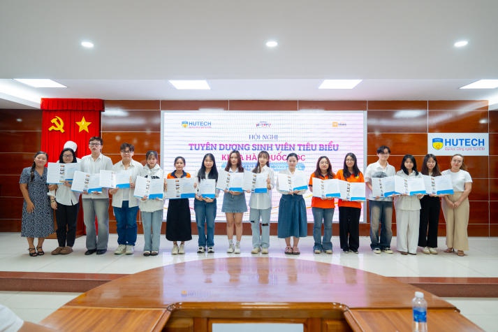 Khoa Hàn Quốc học vinh danh nhiều sinh viên tiêu biểu và tổ chức buổi giao lưu cùng cựu sinh viên 100