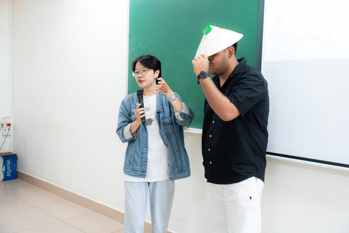 Chạm vào nét Việt, sinh viên quốc tế khám phá di sản và sáng tạo trên nón lá 80
