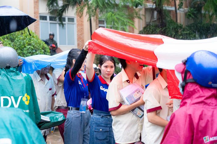 Tuổi trẻ HUTECH tiếp sức mùa thi 2025: Lan tỏa yêu thương, đồng hành cùng sĩ tử 80