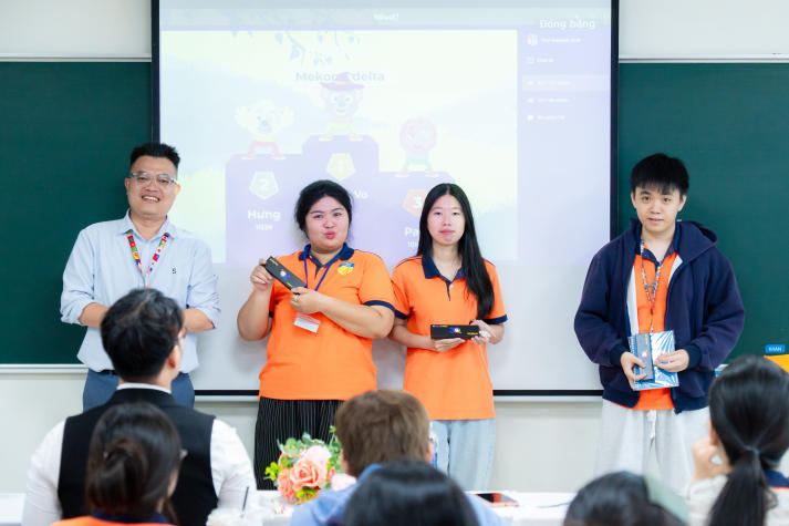 Sinh viên Khoa Tiếng Anh nhập vai hướng dẫn viên, luyện ngôn ngữ qua tình huống nghề nghiệp 45