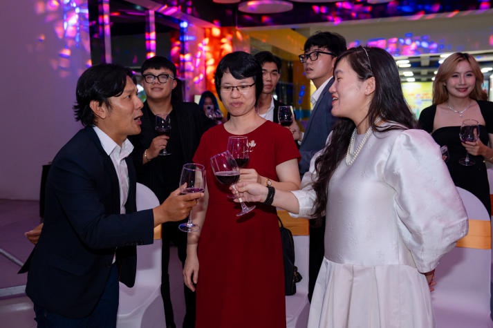 Sinh viên Quan hệ công chúng trình làng các video phóng sự và tỏa sáng tại Đêm tiệc "Dạ Huyền" 160