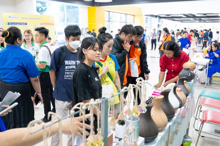 [Video] Sinh viên Viện Khoa học Ứng dụng HUTECH bảo vệ đồ án trước doanh nghiệp và “săn” việc ngay tại trường 17