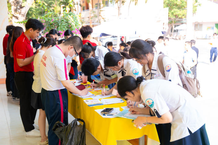 [Video] HUTECH Scholarship Tour 2026 mang mưa học bổng đến THPT Vĩnh Long 57