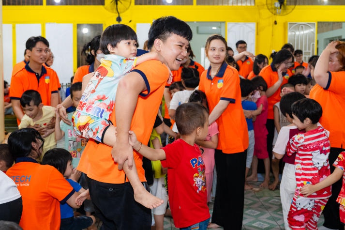 Khoa Thú y - Chăn nuôi mang Trung thu ấm áp đến các em nhỏ tại Chùa Kỳ Quang 2 52