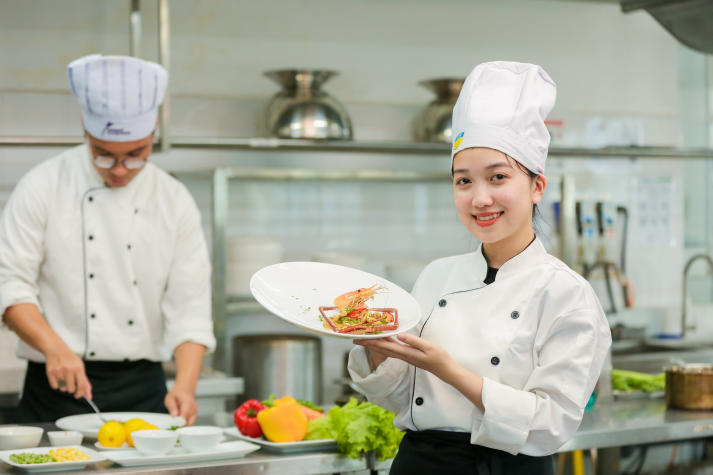 [Hướng nghiệp 2026] Quản trị nhà hàng và dịch vụ ăn uống tiếp tục “lên ngôi” khi du lịch & ẩm thực phát triển mạnh 37