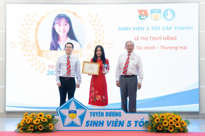 HUTECH kết nạp 05 Đảng viên mới nhân Kỷ niệm 73 năm ngày Truyền thống Học sinh - Sinh viên Việt Nam 89