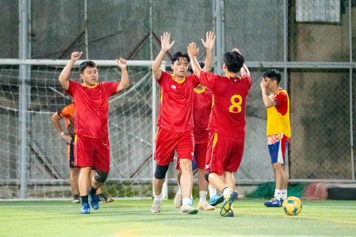 [Hội thao CB-GV-NV HUTECH 2025]: Bóng đá nam xác định hai đội tranh ngôi vô địch 9