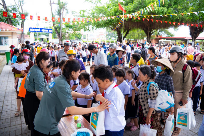 Sinh viên Marketing - Kinh doanh quốc tế viết nên mùa trăng sẻ chia tại Tây Ninh 93