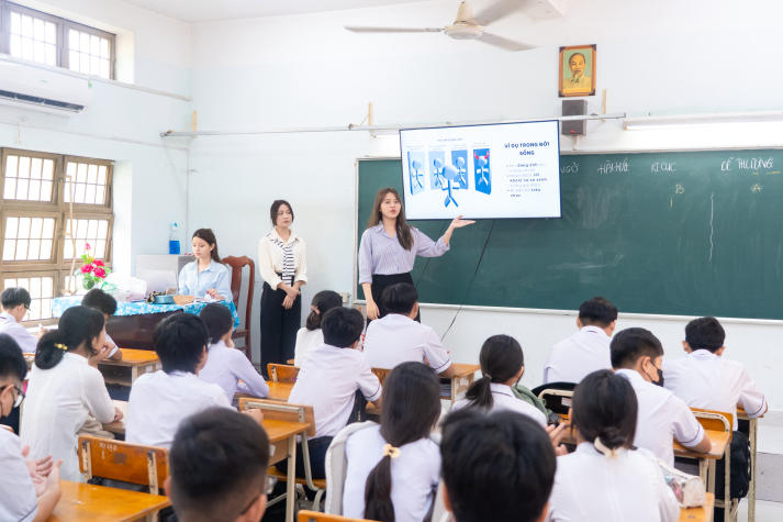 Sinh viên Tâm lý học lan tỏa thông điệp sức khỏe tinh thần đến học sinh THPT Tân Túc 27