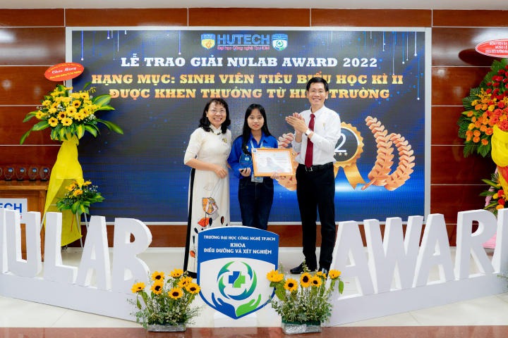 Khoa Điều dưỡng - Xét nghiệm đã giao giải thưởng NULAB AWARD cho các sinh viên HUTECH 5