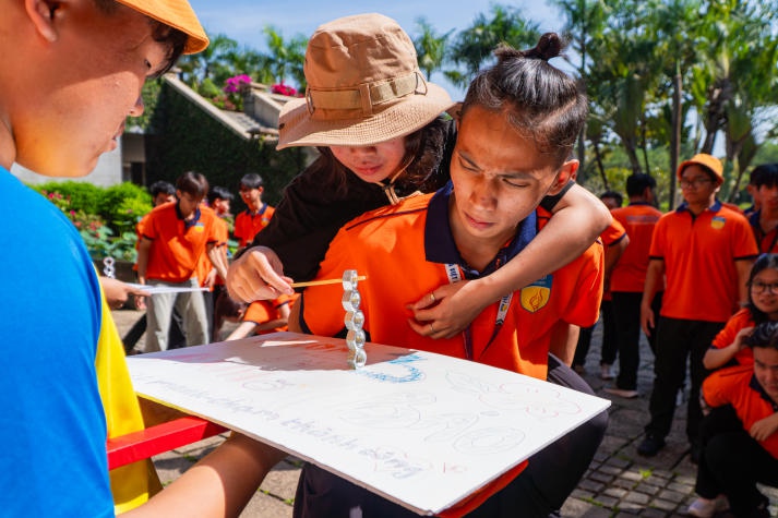 Tập thể Ban cán sự  lớp Thu Duc Campus rèn “Kỹ năng vận động tổ chức các hoạt động tập thể” tại Đền thờ các Vua Hùng 103