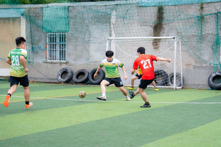 [Hội thao CB-GV-NV HUTECH 2025]: Bóng đá nam ra quân, kịch tính ngay loạt trận mở màn 16