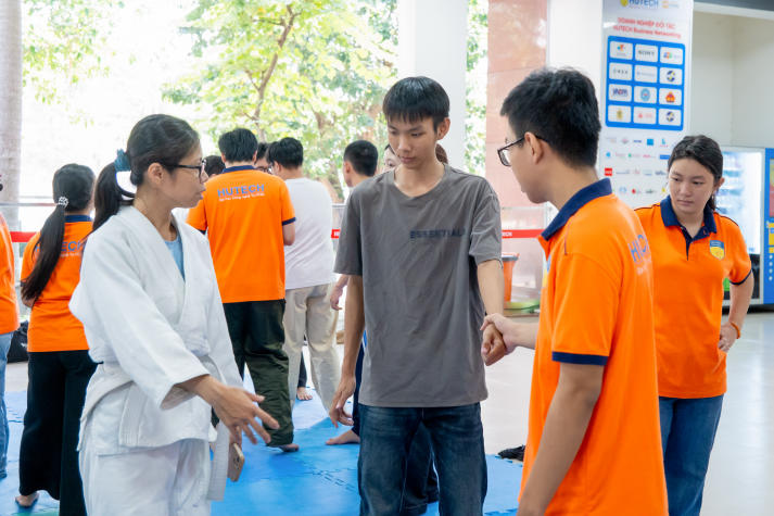 “Bẻ khóa” tình huống nguy hiểm, HUTECH-ers rèn phản xạ tự vệ cùng CLB Aikido 59