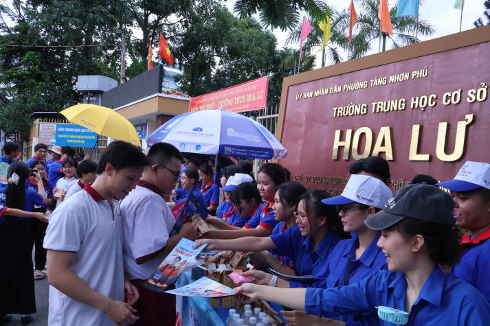 220 tình nguyện viên HUTECH sẵn sàng tiếp sức sĩ tử tại 5 điểm thi tốt nghiệp THPT 2026 61