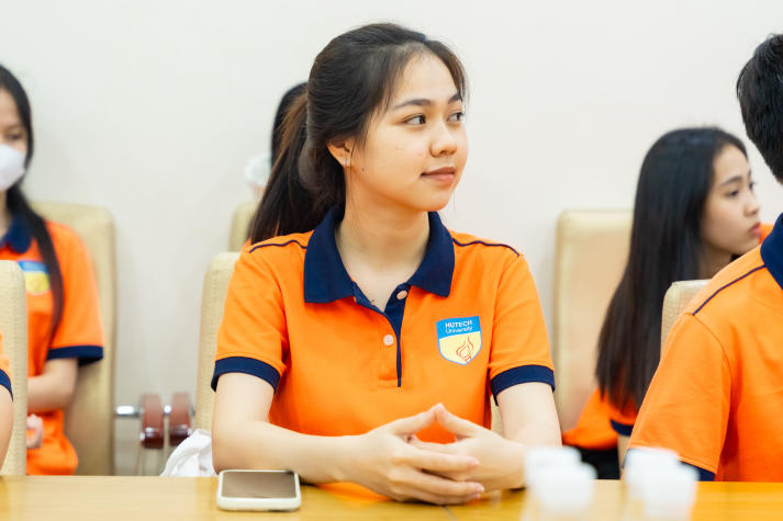 Trải nghiệm thực tế tại Nam A Bank, sinh viên Khoa Luật mở rộng góc nhìn về ngân hàng số 54