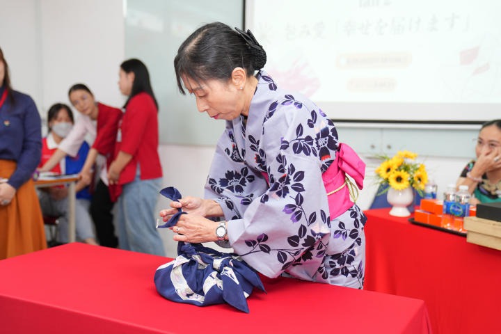 Sinh viên Khoa Nhật Bản học HUTECH thi tài gói quà nghệ thuật Furoshiki 58
