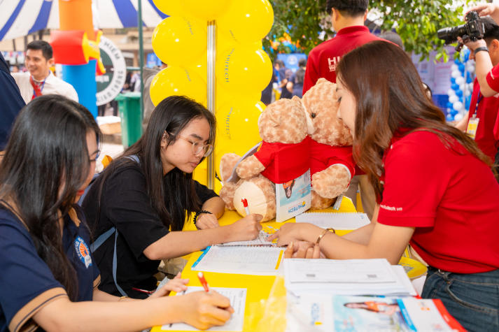 Tư vấn mùa thi năm 2025 tại Đồng Nai: HUTECH giải đáp “tất tần tật” thắc mắc ngành nghề, học phí, học bổng cho teen 2k7 55