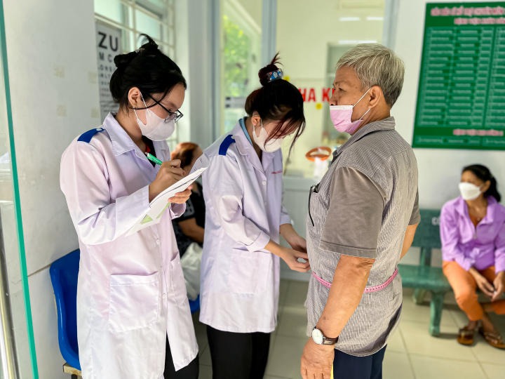 Sinh viên Khoa Điều dưỡng và Xét nghiệm thăm khám và phát thuốc cho người lớn tuổi trong Chiến dịch Thanh niên tình nguyện hè 2023 63