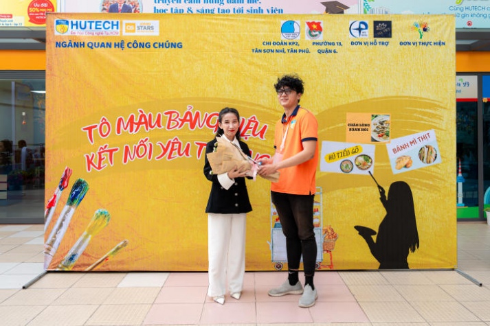 Sinh viên HUTECH tự tay thực hiện Dự án cộng đồng ý nghĩa “Tô màu bảng hiệu, kết nối yêu thương” 22