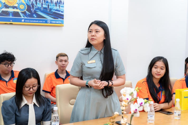[Ảnh] Sinh viên Marketing - Kinh doanh quốc tế bồi đắp tư duy nghề nghiệp qua chuyến tham quan Nam A Bank 97