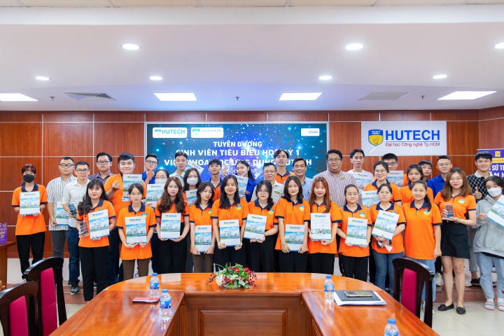 Viện Khoa học Ứng dụng tuyên dương 57 sinh viên tiêu biểu HKI năm học 2022 - 2023 59