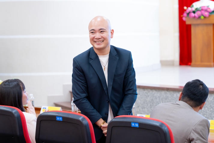 [Video] Sôi nổi buổi giao lưu cùng ca sĩ Ngô Kiến Huy và thăm khám sức khỏe răng miệng của sinh viên HUTECH 32