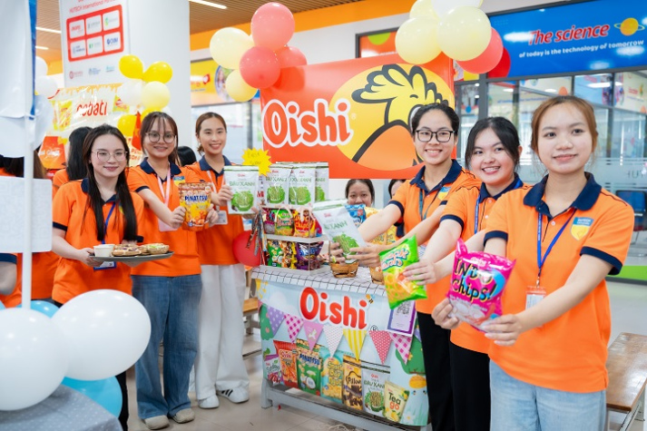 [Video] Hội chợ mở cửa, “tiểu thương” sinh viên Marketing bắt đầu “lên sạp” 12