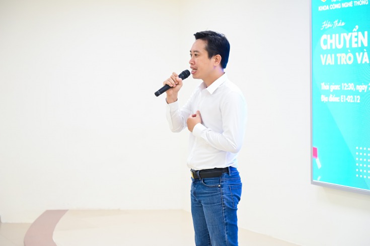  Anh Trần Văn Giang và anh Nguyễn Thành Đông đã chia sẻ những kinh nghiệm đến với các bạn sinh viên HUTECH 2