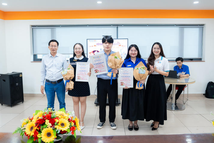 Lan tỏa tinh thần “Sắc Việt” trong Ngày hội trang trí nón lá của sinh viên Khoa Tài chính - Thương mại 18