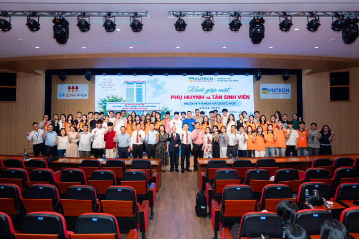 Trường Y và Khoa học Sức khỏe HUTECH đồng hành cùng phụ huynh, sinh viên trên hành trình đại học 104