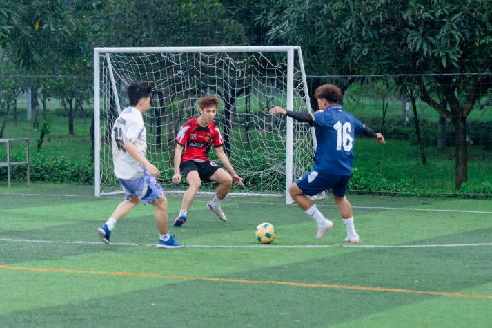 Red Sport đoạt cúp vô địch môn Bóng đá nam Giải thể thao chào đón tân sinh viên 18