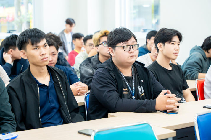 Sinh viên Khoa Công nghệ thông tin học cách sử dụng công cụ AI trong lập trình 46