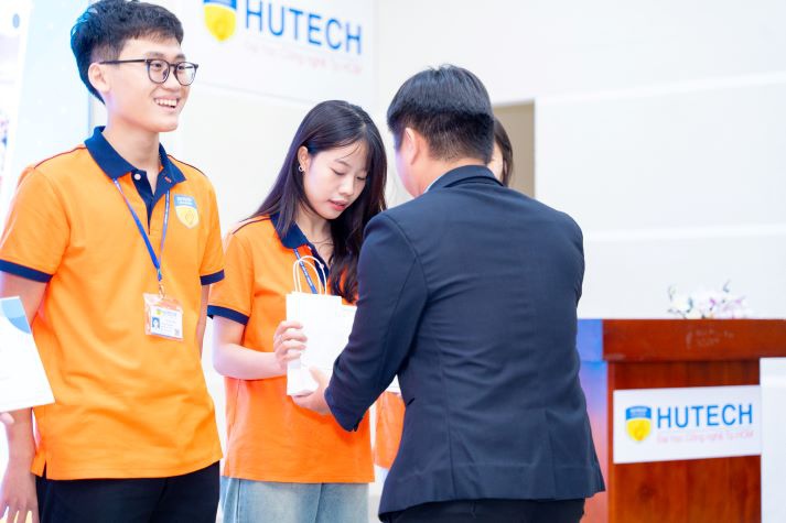 Vinh danh thủ khoa ngành Marketing tại Lễ chào đón tân sinh viên Khoa Marketing - Kinh doanh quốc tế 84