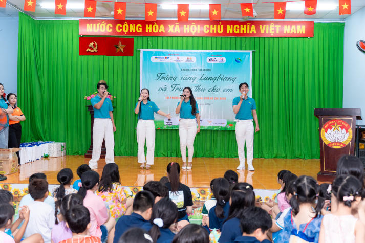 Sinh viên HUTECH mang Trung thu ấm áp đến với thiếu nhi phường An Khánh 80