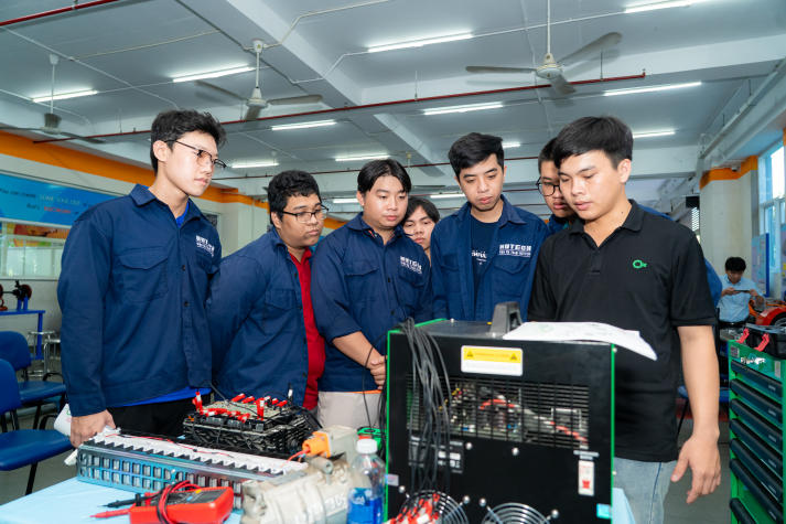 Sinh viên Viện Kỹ thuật cập nhật công nghệ chẩn đoán ô tô điện với thiết bị Launch X431 45