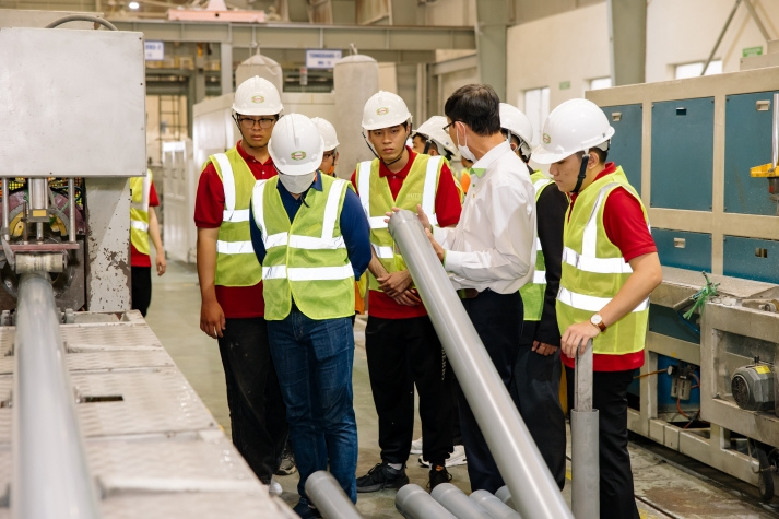 Sinh viên Viện Kỹ thuật khám phá môi trường sản xuất hiện đại tại Nhựa Tiền Phong 92